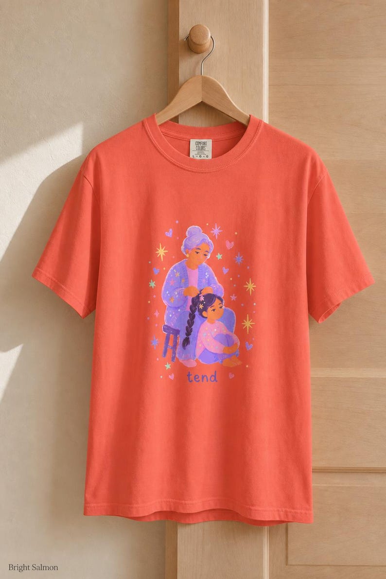 Grandmother Braiding Granddaughter's Hair T-Shirt, Tend Pastel Illustration Tee, Intergenerational Care Graphic Tee, Soft Family Shirt imagem 11