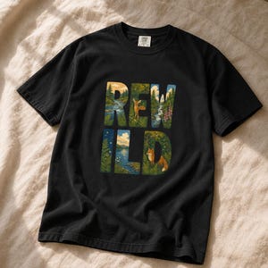 Camiseta con escena de naturaleza salvaje, camiseta con letras ilustradas con ciervo, zorro, bosque y río, camiseta de senderismo estilo cottagecore. imagen 5
