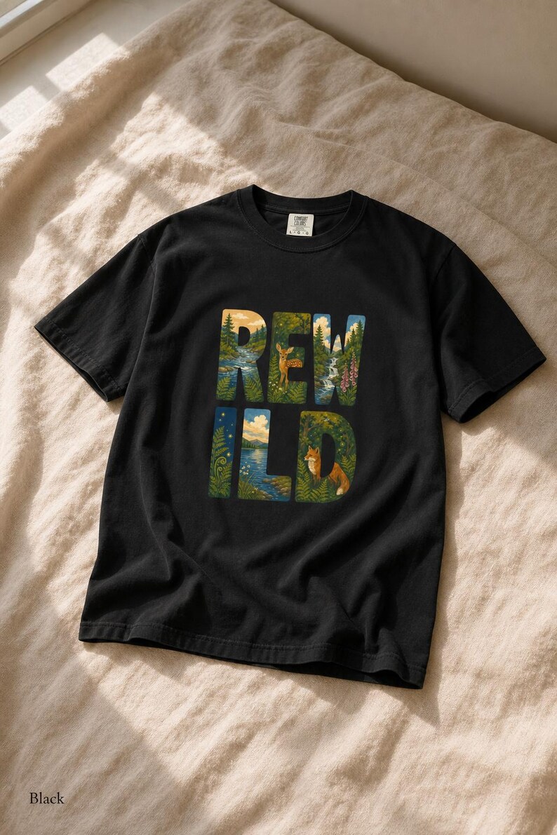 Camiseta con escena de naturaleza salvaje, camiseta con letras ilustradas con ciervo, zorro, bosque y río, camiseta de senderismo estilo cottagecore. imagen 5