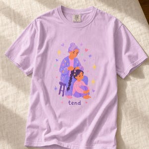 Grandmother Braiding Granddaughter's Hair T-Shirt, Tend Pastel Illustration Tee, Intergenerational Care Graphic Tee, Soft Family Shirt imagem 1