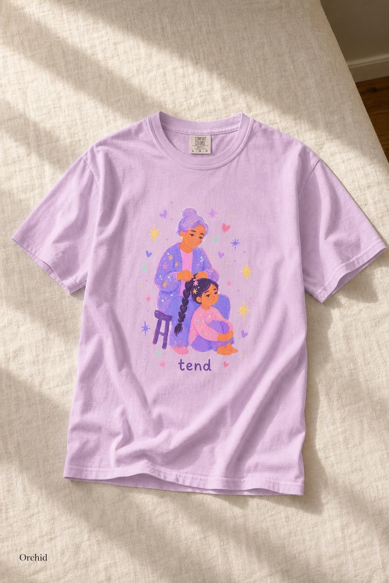 Grandmother Braiding Granddaughter's Hair T-Shirt, Tend Pastel Illustration Tee, Intergenerational Care Graphic Tee, Soft Family Shirt imagem 1