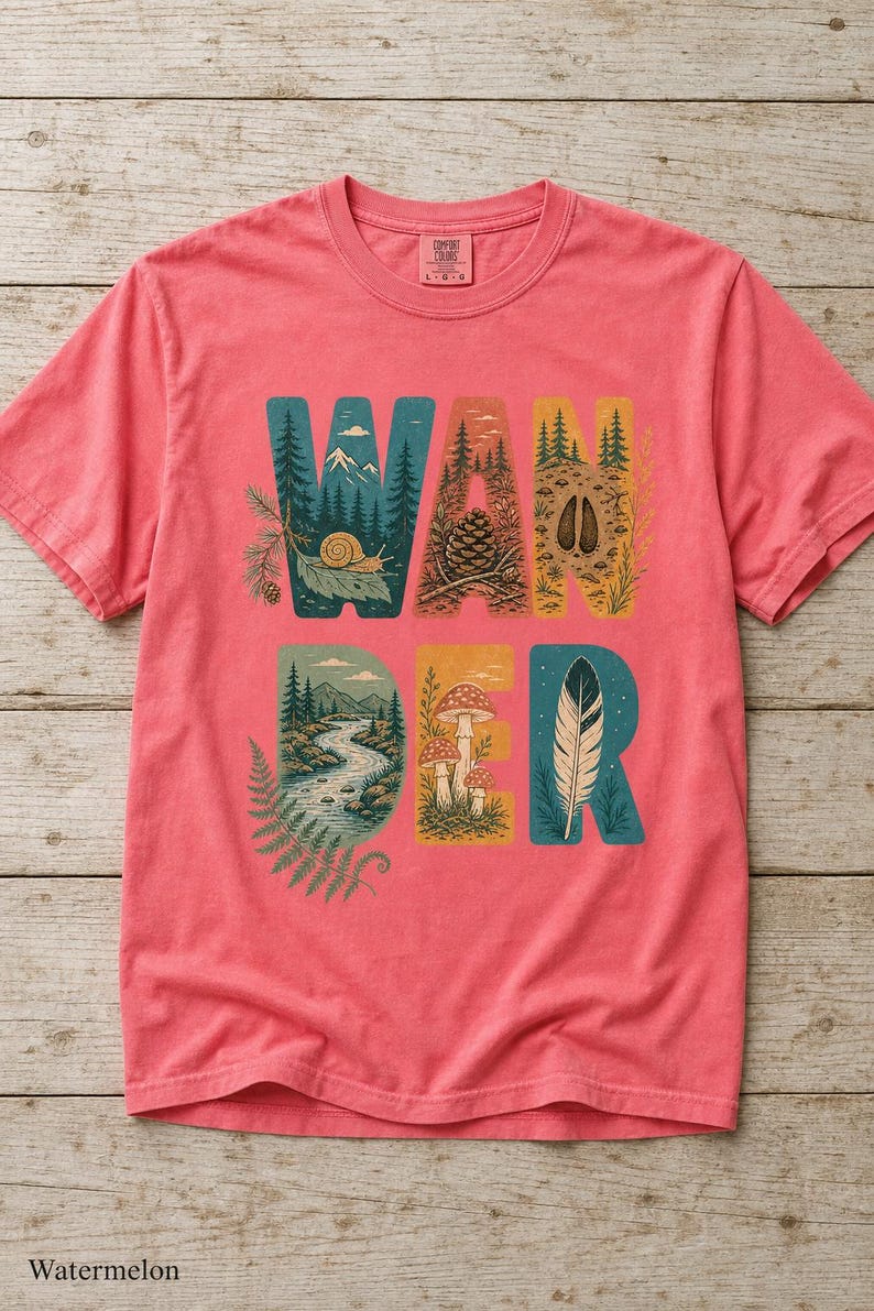 Camiseta con estampado de escenas de la naturaleza, camiseta de senderismo con letras ilustradas en el bosque, camiseta con estampado de piñas, setas y plumas. imagen 15