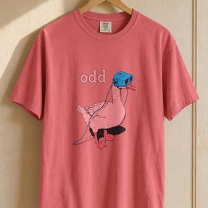 Odd Pink Goose in VR Headset T-Shirt, Weird Funny Duck Illustration Tee, Quirky Animal Graphic Shirt zdjęcie 16