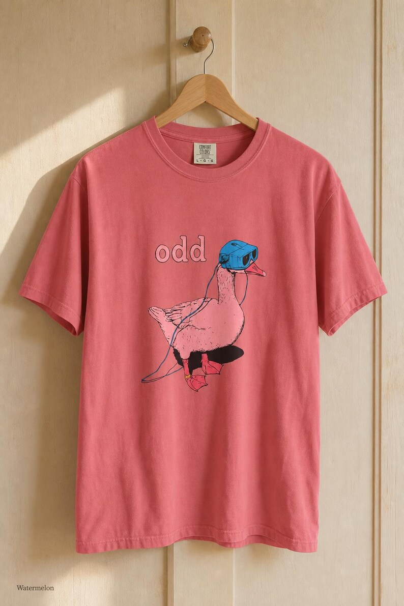 Odd Pink Goose in VR Headset T-Shirt, Weird Funny Duck Illustration Tee, Quirky Animal Graphic Shirt zdjęcie 16