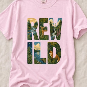 Camiseta con escena de naturaleza salvaje, camiseta con letras ilustradas con ciervo, zorro, bosque y río, camiseta de senderismo estilo cottagecore. imagen 7
