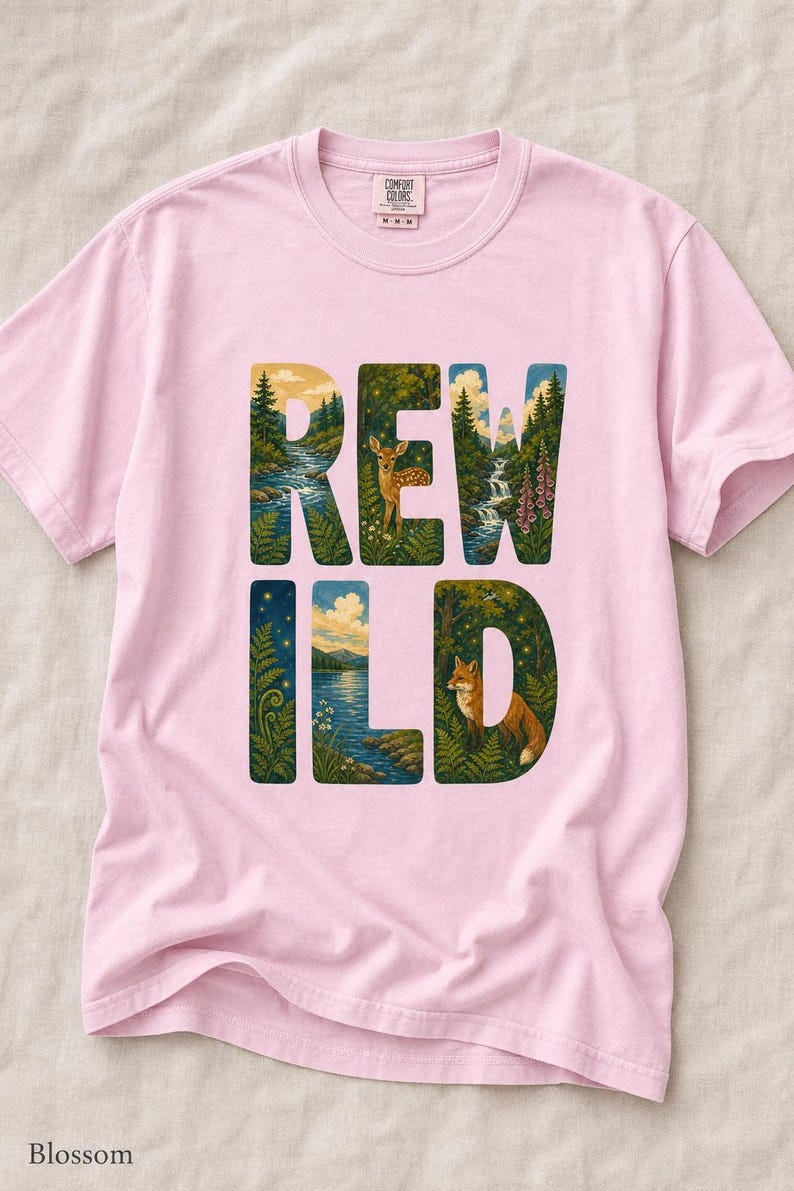 Camiseta con escena de naturaleza salvaje, camiseta con letras ilustradas con ciervo, zorro, bosque y río, camiseta de senderismo estilo cottagecore. imagen 7