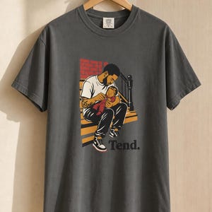Tend Father and Baby Brownstone Stoop T-Shirt Bold Comic Illustration Fatherhood Graphic Tee Black Dad Gift 画像 13