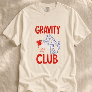 Gravity Club Cat T-Shirt Funny Cat Knocking Coffee Mug Off Table Tee Two Color Cat Lover Graphic Tee Gift imagem 1