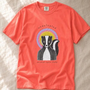 Undefeated Personal Space Champ Skunk T-Shirt, Funny Introvert Tee, Stippled Skunk Portrait with Sunburst Halo Graphic Tee Bild 10