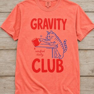 Gravity Club Cat T-Shirt Funny Cat Knocking Coffee Mug Off Table Tee Two Color Cat Lover Graphic Tee Gift imagem 10