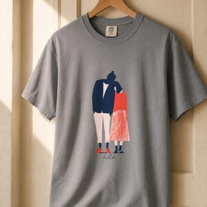 Hold Couple Illustration T-Shirt, Minimalist Editorial Art Tee, Leaning Together Love Graphic Shirt, Quiet Romance Gift afbeelding 13