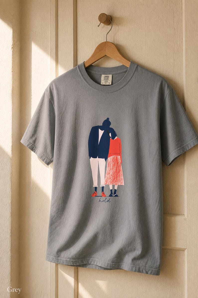 Hold Couple Illustration T-Shirt, Minimalist Editorial Art Tee, Leaning Together Love Graphic Shirt, Quiet Romance Gift afbeelding 13