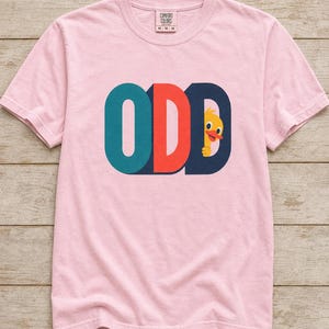 Odd Duck T-Shirt, Cute Yellow Duckling Peeking Behind Bold ODD Typography Tee, Quirky Weirdo Graphic Shirt, Funny Gift immagine 8