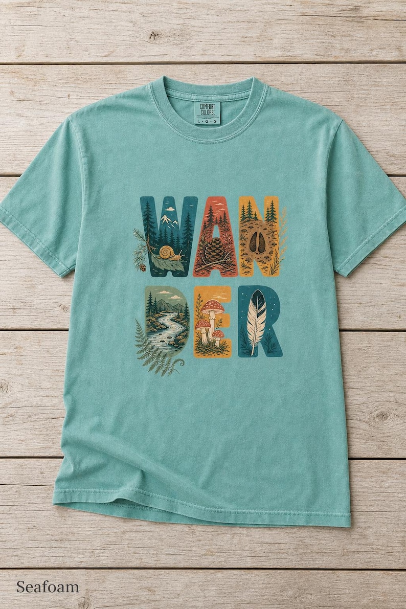 Camiseta con estampado de escenas de la naturaleza, camiseta de senderismo con letras ilustradas en el bosque, camiseta con estampado de piñas, setas y plumas. imagen 1