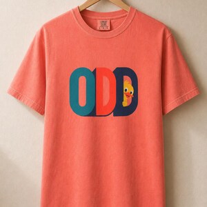 Odd Duck T-Shirt, Cute Yellow Duckling Peeking Behind Bold ODD Typography Tee, Quirky Weirdo Graphic Shirt, Funny Gift immagine 11