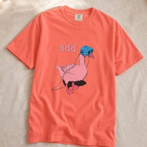 Odd Pink Goose in VR Headset T-Shirt, Weird Funny Duck Illustration Tee, Quirky Animal Graphic Shirt zdjęcie 11