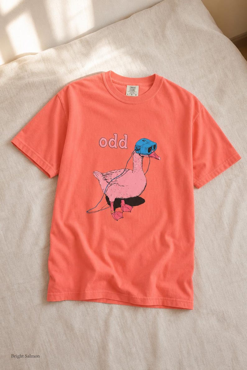 Odd Pink Goose in VR Headset T-Shirt, Weird Funny Duck Illustration Tee, Quirky Animal Graphic Shirt zdjęcie 11