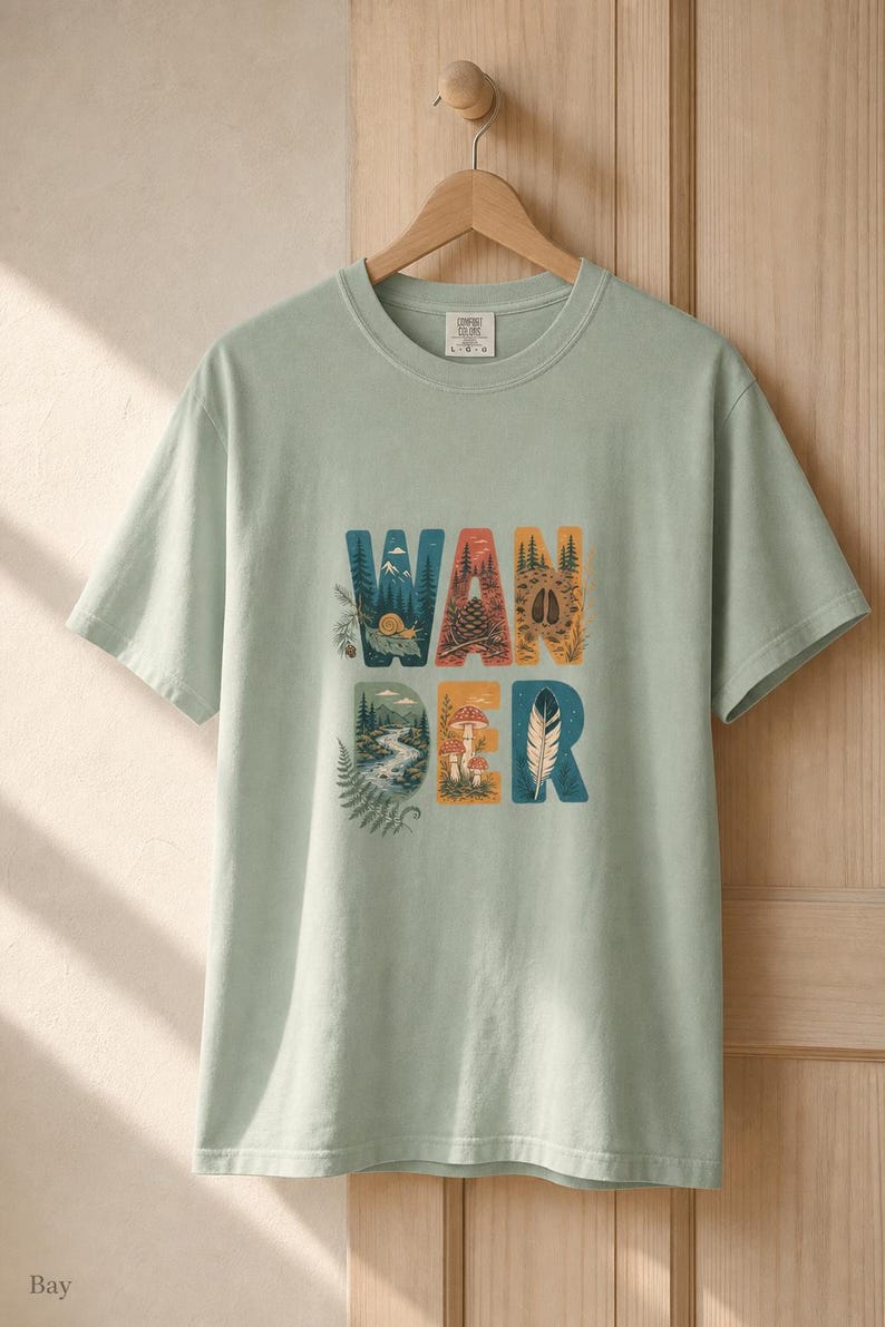 Camiseta con estampado de escenas de la naturaleza, camiseta de senderismo con letras ilustradas en el bosque, camiseta con estampado de piñas, setas y plumas. imagen 5