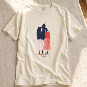 Hold Couple Illustration T-Shirt, Minimalist Editorial Art Tee, Leaning Together Love Graphic Shirt, Quiet Romance Gift afbeelding 7