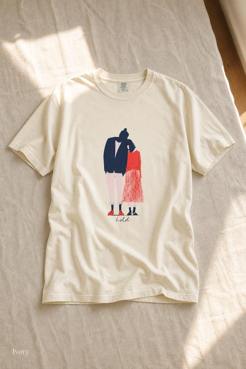 Hold Couple Illustration T-Shirt, Minimalist Editorial Art Tee, Leaning Together Love Graphic Shirt, Quiet Romance Gift afbeelding 7