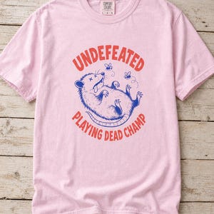 Invaincu Playing Dead Champ T-shirt Opossum T-shirt drôle de bande dessinée Possum T-shirt graphique animal étrange image 7