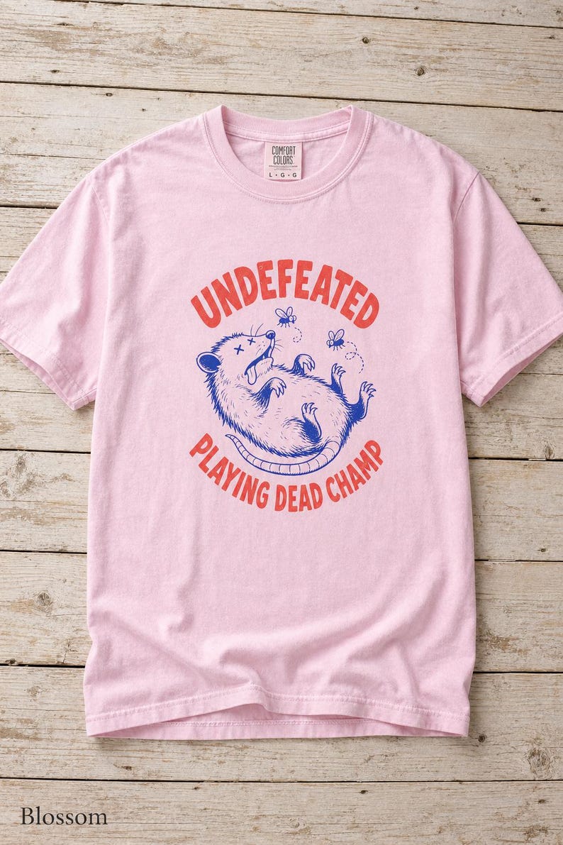Invaincu Playing Dead Champ T-shirt Opossum T-shirt drôle de bande dessinée Possum T-shirt graphique animal étrange image 7