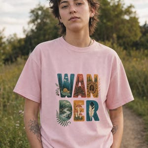 Camiseta con estampado de escenas de la naturaleza, camiseta de senderismo con letras ilustradas en el bosque, camiseta con estampado de piñas, setas y plumas. imagen 3