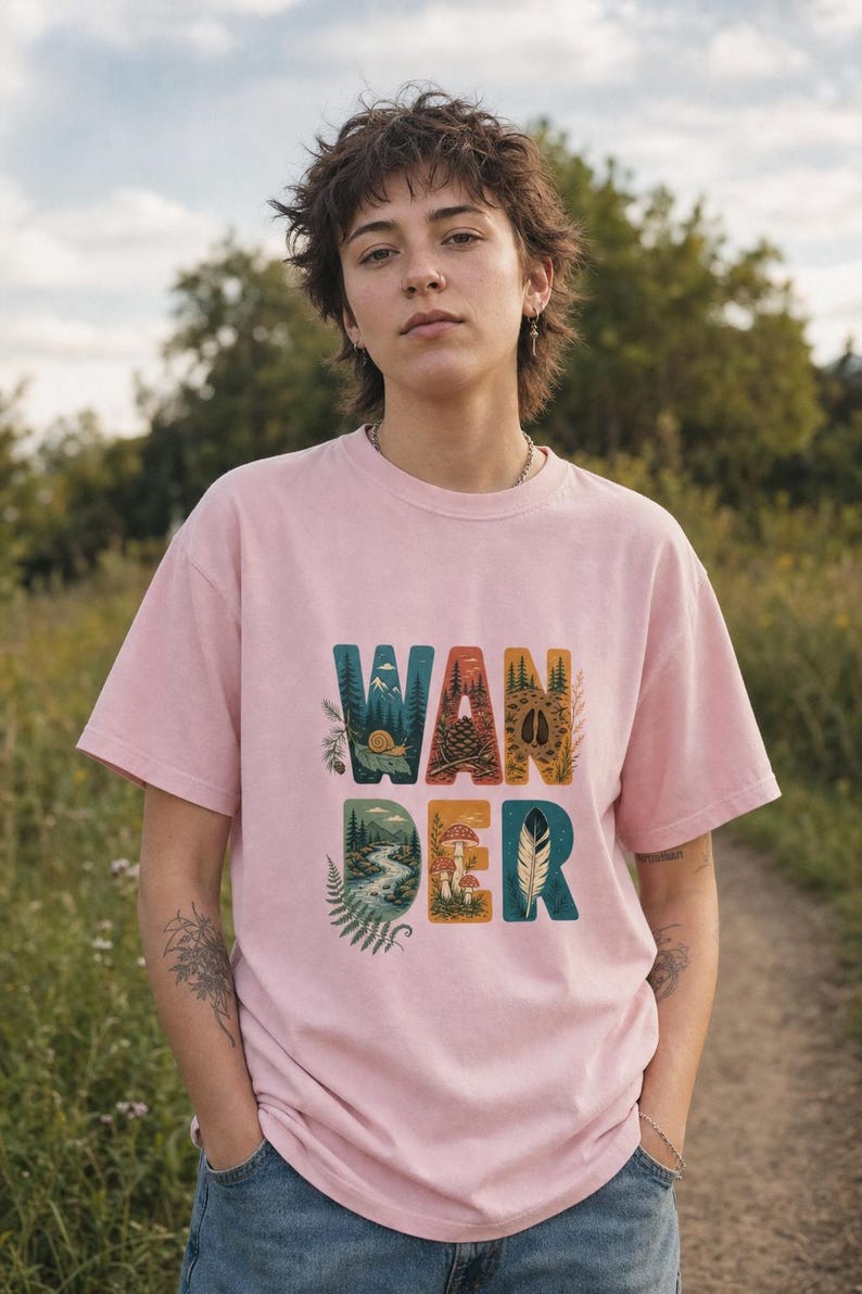 Camiseta con estampado de escenas de la naturaleza, camiseta de senderismo con letras ilustradas en el bosque, camiseta con estampado de piñas, setas y plumas. imagen 3