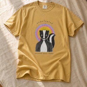 Undefeated Personal Space Champ Skunk T-Shirt, Funny Introvert Tee, Stippled Skunk Portrait with Sunburst Halo Graphic Tee Bild 11