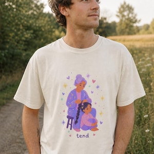 Grandmother Braiding Granddaughter's Hair T-Shirt, Tend Pastel Illustration Tee, Intergenerational Care Graphic Tee, Soft Family Shirt imagem 2