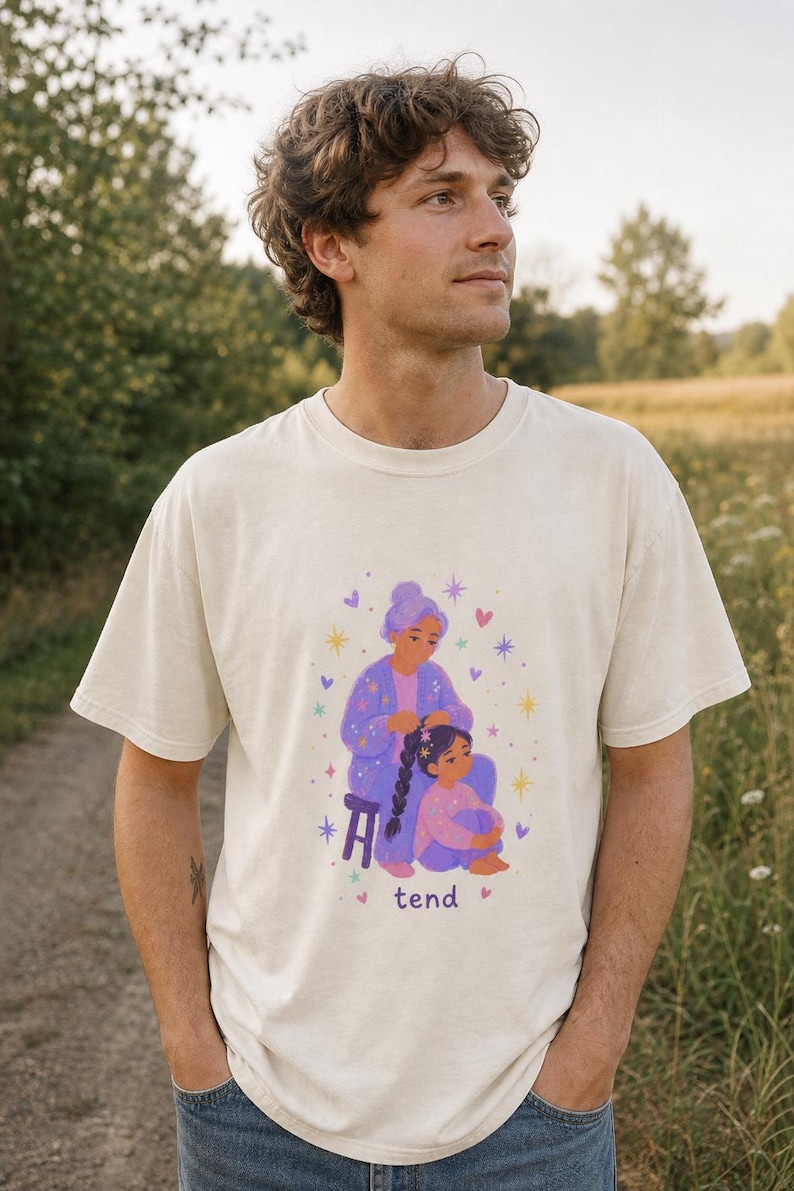 Grandmother Braiding Granddaughter's Hair T-Shirt, Tend Pastel Illustration Tee, Intergenerational Care Graphic Tee, Soft Family Shirt imagem 2
