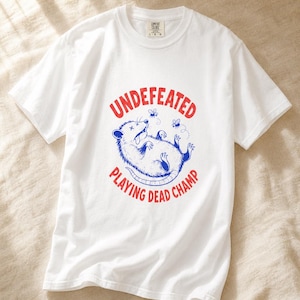 Invaincu Playing Dead Champ T-shirt Opossum T-shirt drôle de bande dessinée Possum T-shirt graphique animal étrange image 1