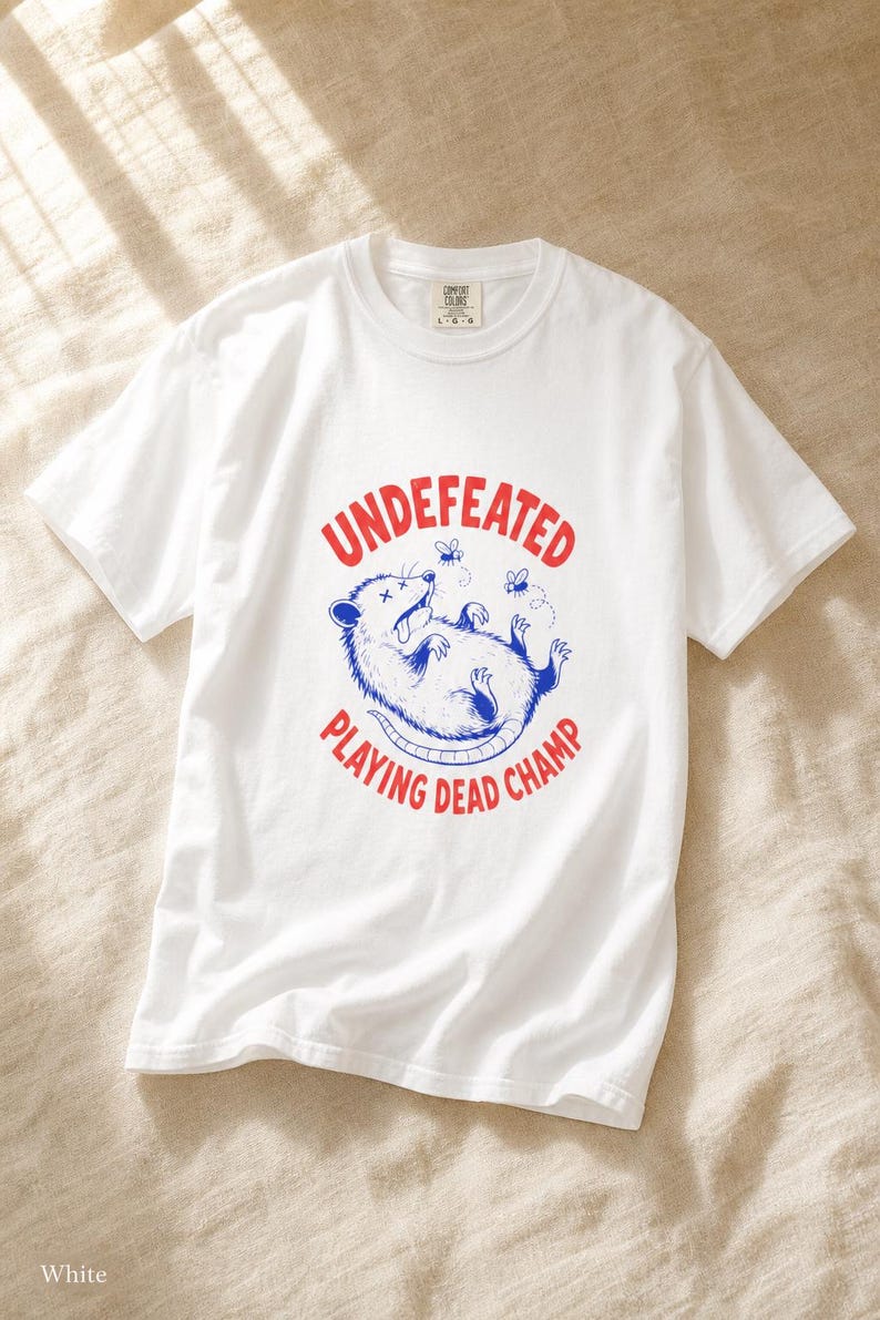 Invaincu Playing Dead Champ T-shirt Opossum T-shirt drôle de bande dessinée Possum T-shirt graphique animal étrange image 1