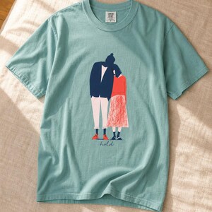 Hold Couple Illustration T-Shirt, Minimalist Editorial Art Tee, Leaning Together Love Graphic Shirt, Quiet Romance Gift afbeelding 1