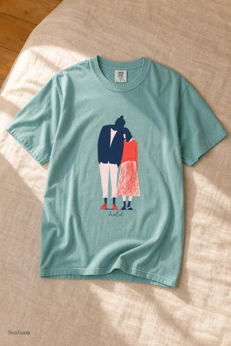 Hold Couple Illustration T-Shirt, Minimalist Editorial Art Tee, Leaning Together Love Graphic Shirt, Quiet Romance Gift afbeelding 1