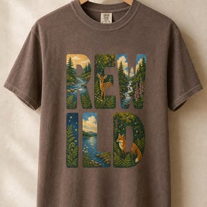 Camiseta con escena de naturaleza salvaje, camiseta con letras ilustradas con ciervo, zorro, bosque y río, camiseta de senderismo estilo cottagecore. imagen 16