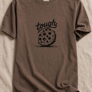 Tough Cookie T-Shirt, Hand-Lettered Chocolate Chip Cookie Graphic Tee, Black and White Ink Illustration Shirt zdjęcie 17