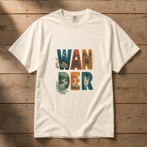 Camiseta con estampado de escenas de la naturaleza, camiseta de senderismo con letras ilustradas en el bosque, camiseta con estampado de piñas, setas y plumas. imagen 7