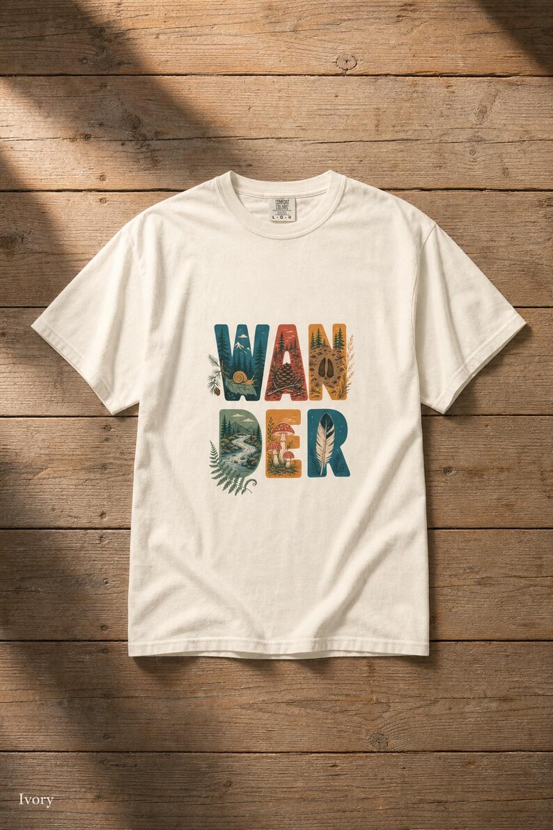 Camiseta con estampado de escenas de la naturaleza, camiseta de senderismo con letras ilustradas en el bosque, camiseta con estampado de piñas, setas y plumas. imagen 7