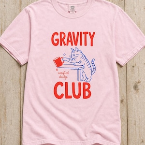 Gravity Club Cat T-Shirt Funny Cat Knocking Coffee Mug Off Table Tee Two Color Cat Lover Graphic Tee Gift imagem 7