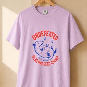 Invaincu Playing Dead Champ T-shirt Opossum T-shirt drôle de bande dessinée Possum T-shirt graphique animal étrange image 17
