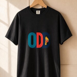 Odd Duck T-Shirt, Cute Yellow Duckling Peeking Behind Bold ODD Typography Tee, Quirky Weirdo Graphic Shirt, Funny Gift immagine 6