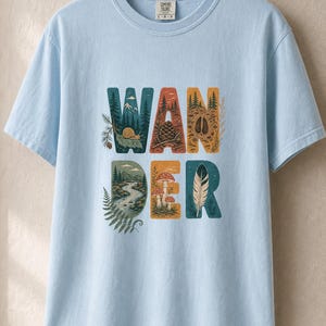 Camiseta con estampado de escenas de la naturaleza, camiseta de senderismo con letras ilustradas en el bosque, camiseta con estampado de piñas, setas y plumas. imagen 9