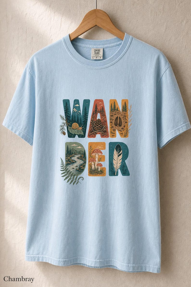 Camiseta con estampado de escenas de la naturaleza, camiseta de senderismo con letras ilustradas en el bosque, camiseta con estampado de piñas, setas y plumas. imagen 9