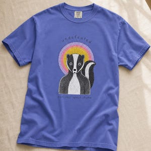 Undefeated Personal Space Champ Skunk T-Shirt, Funny Introvert Tee, Stippled Skunk Portrait with Sunburst Halo Graphic Tee Bild 15