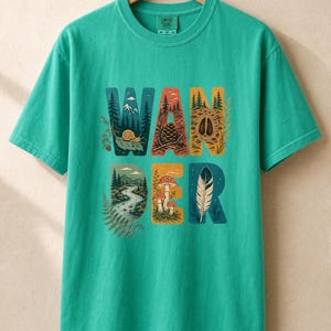 Camiseta con estampado de escenas de la naturaleza, camiseta de senderismo con letras ilustradas en el bosque, camiseta con estampado de piñas, setas y plumas. imagen 14