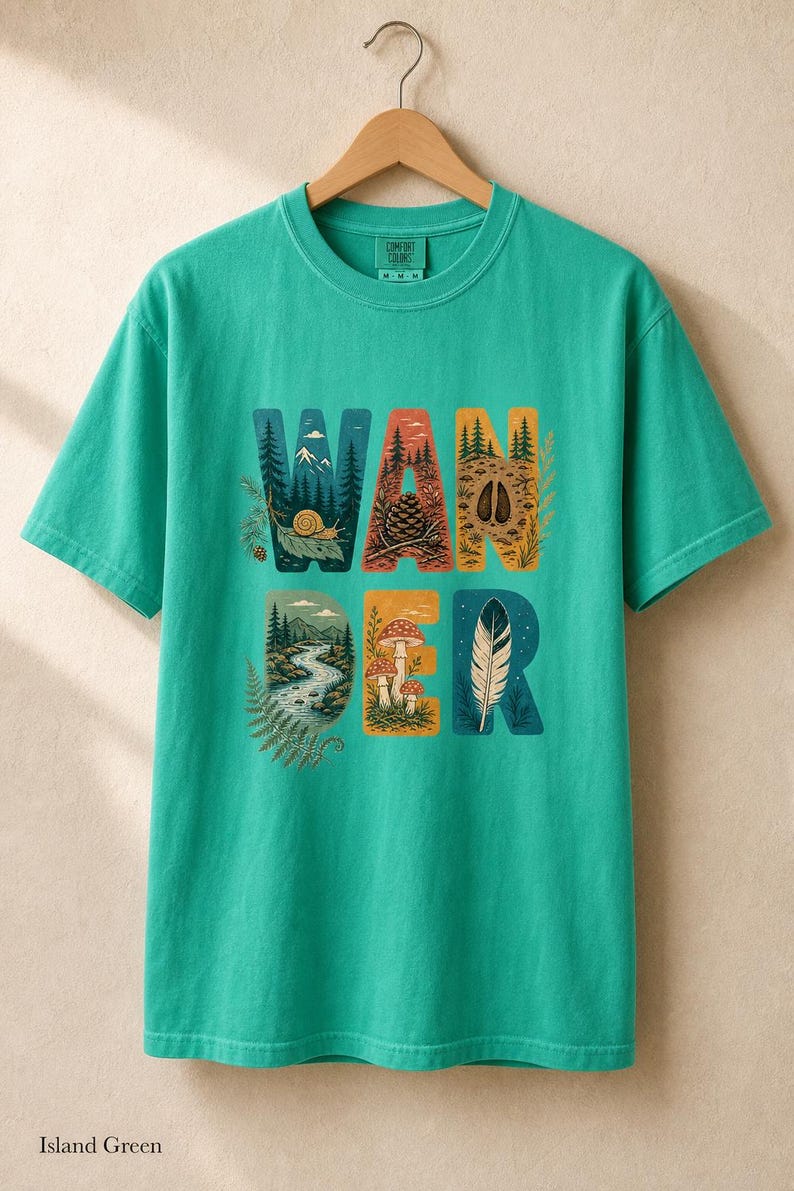 Camiseta con estampado de escenas de la naturaleza, camiseta de senderismo con letras ilustradas en el bosque, camiseta con estampado de piñas, setas y plumas. imagen 14