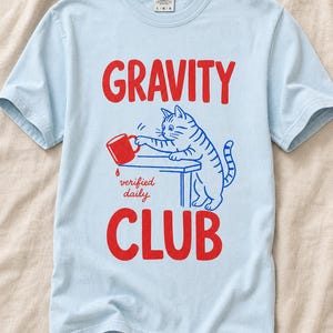 Gravity Club Cat T-Shirt Funny Cat Knocking Coffee Mug Off Table Tee Two Color Cat Lover Graphic Tee Gift imagem 8