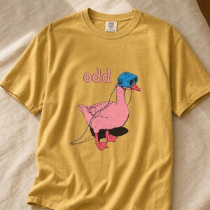 Odd Pink Goose in VR Headset T-Shirt, Weird Funny Duck Illustration Tee, Quirky Animal Graphic Shirt zdjęcie 12