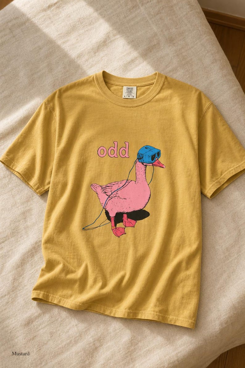 Odd Pink Goose in VR Headset T-Shirt, Weird Funny Duck Illustration Tee, Quirky Animal Graphic Shirt zdjęcie 12